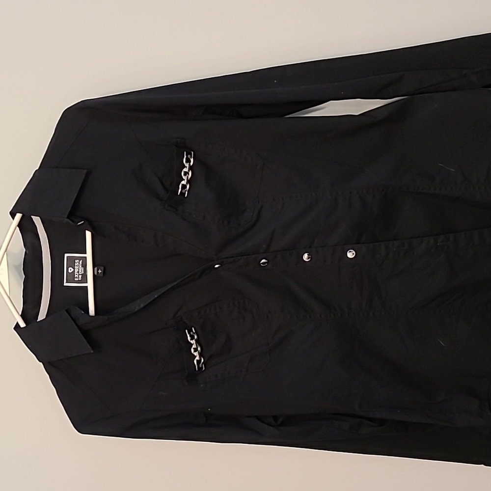 Express the essential shirt. Black button-down size small